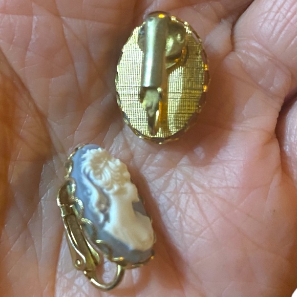 Vintage Cameo clip on earrings. Light blue & white with gold - Picture 6 of 10